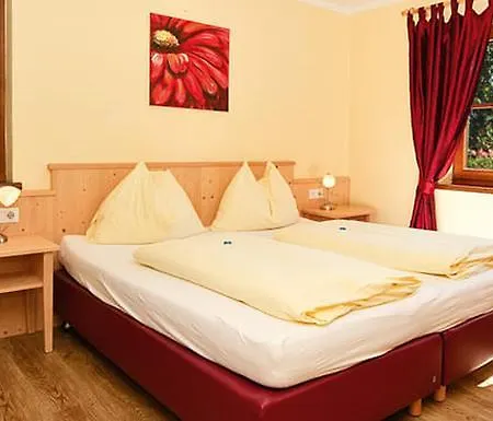 Strasser לינה וארוחת בוקר 4*