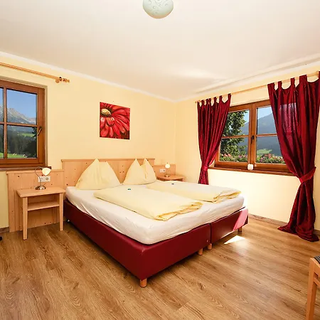 לינה וארוחת בוקר Strasser