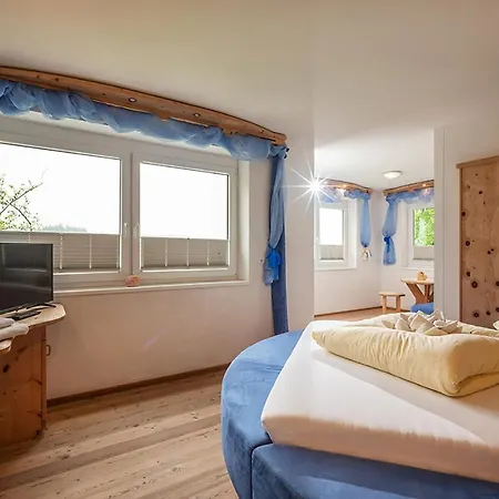 Strasser לינה וארוחת בוקר 4*