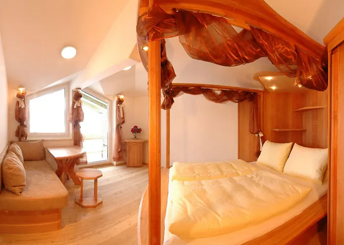 Strasser לינה וארוחת בוקר 4*