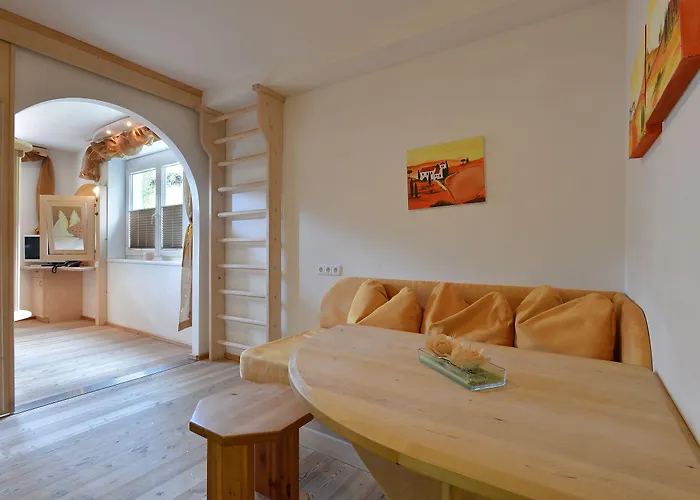 לינה וארוחת בוקר Strasser 4*