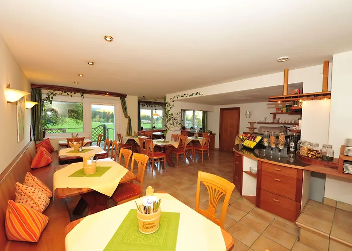 לינה וארוחת בוקר Strasser 4*