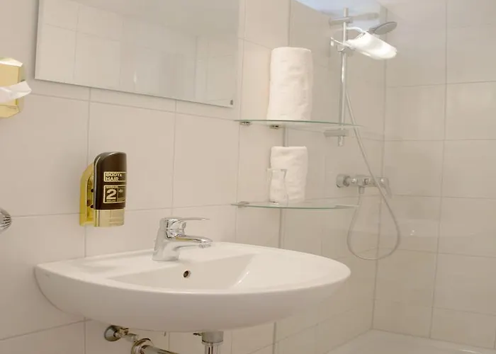 לינה וארוחת בוקר Strasser 4*